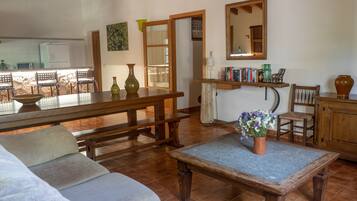 Una televisión, libros