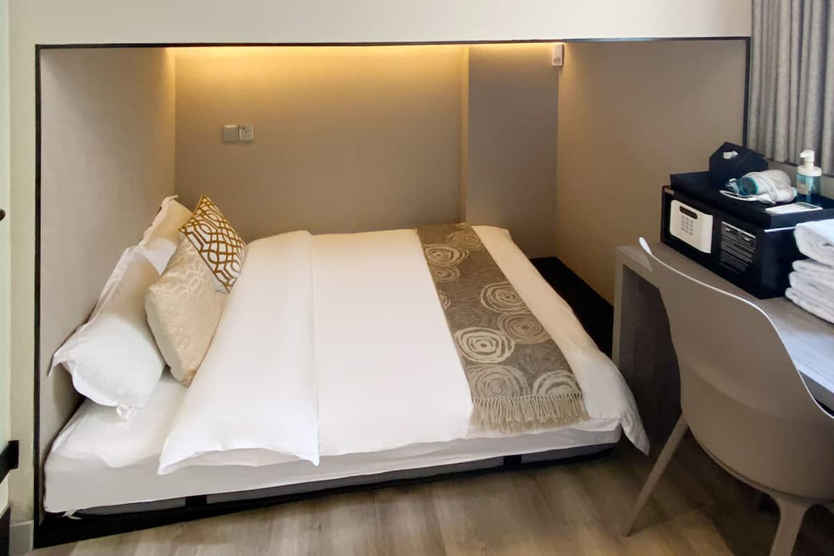 Escritorio, wifi gratis, ropa de cama