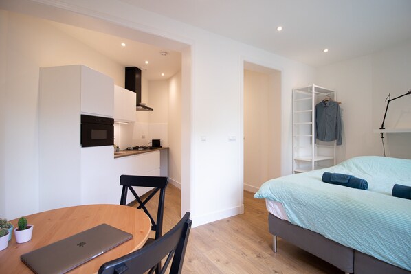 WiFi, bed sheets - Modern studio with terrace (The Hague)