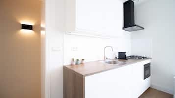 Een koelkast, een magnetron, een oven, een kookplaat