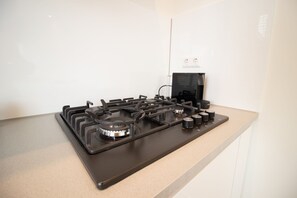 Fridge, stovetop, dishwasher, coffee/tea maker - Modern studio The Hague (Den Haag)