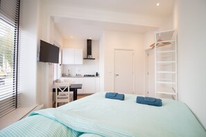 WiFi, bed sheets - Modern studio The Hague (Den Haag)