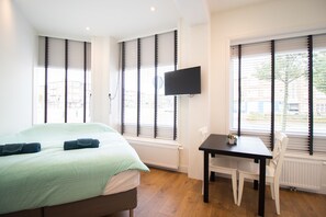 WiFi, bed sheets - Modern studio The Hague (Den Haag)