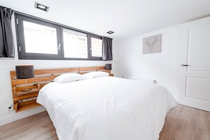 2 bedrooms, iron/ironing board, travel cot, WiFi
