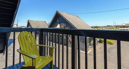 Ocean Shores cozy chalet located within steps from the beach
