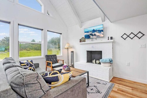 Ocean Shores cozy chalet located within steps from the beach