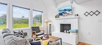 Ocean Shores cozy chalet located within steps from the beach