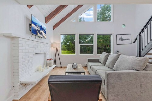 Ocean Shores cozy chalet located within steps from the beach