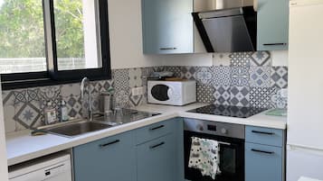 Réfrigérateur, micro-ondes, four, plaque de cuisson