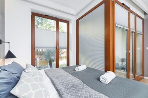 Studio, Balcony, Garden View | Cribs/infant beds, bed sheets - Apartments Harmonica Cracow by Renters (Kraków)