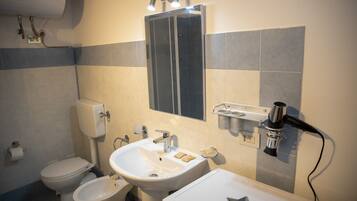 Douche, sĂšche-cheveux, bidet, serviettes fournies