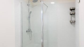 Secador de cabelo, toalhas de banho