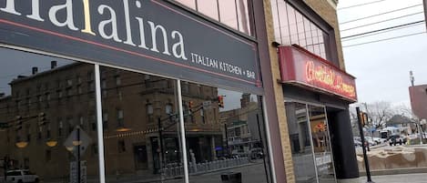 Un bâtiment sur lequel on peut lire l’inscription « Maialina, cuisine et bar italiens ».