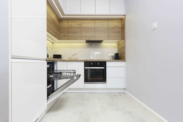 Fridge, oven, stovetop, dishwasher