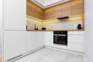 Fridge, oven, stovetop, dishwasher