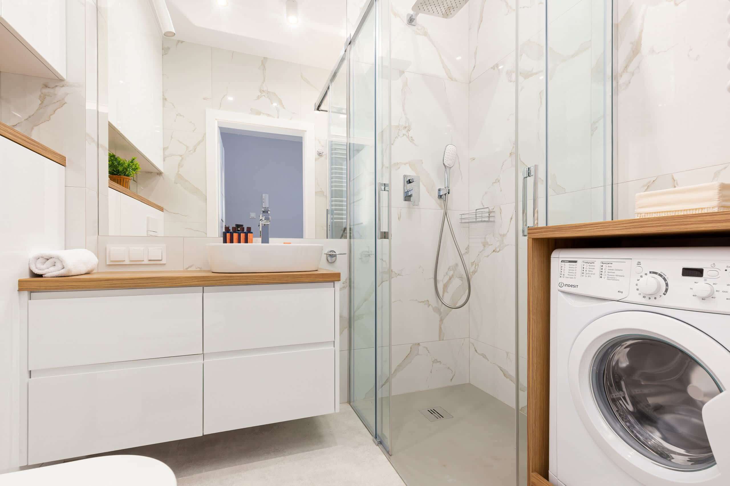 Shower, towels, shampoo