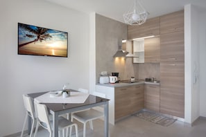 Kühlschrank, Toaster, Kochgeschirr/Geschirr/Besteck