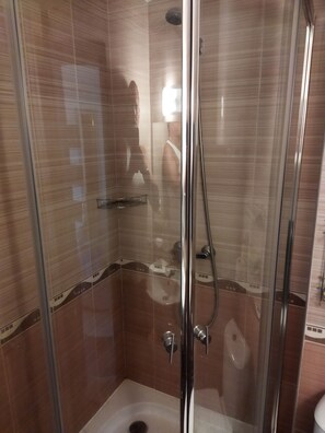Douche, serviettes fournies, savon, papier toilette