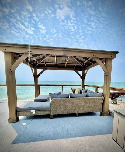 Beach, Hot Tub, Kayaks, Sunsets and Moon lit Lakehouse!