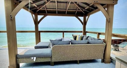 Beach, Hot Tub, Kayaks, Sunsets and Moon lit Lakehouse!