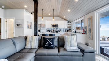 Smart TV, chimenea y libros