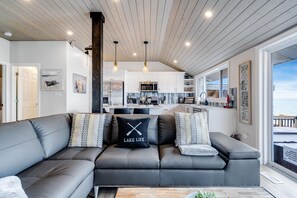 Smart TV, lareira, livros