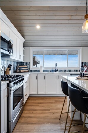 Fridge, microwave, oven, stovetop - Lake Erie Luxury Retreat  Hot Tub + Private Beach + Sunset Views (Leamington)