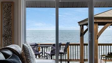 Smart-TV, Kamin, Bücher