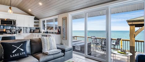 Smart TV, chimenea y libros