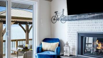 Smart TV, chimenea y libros