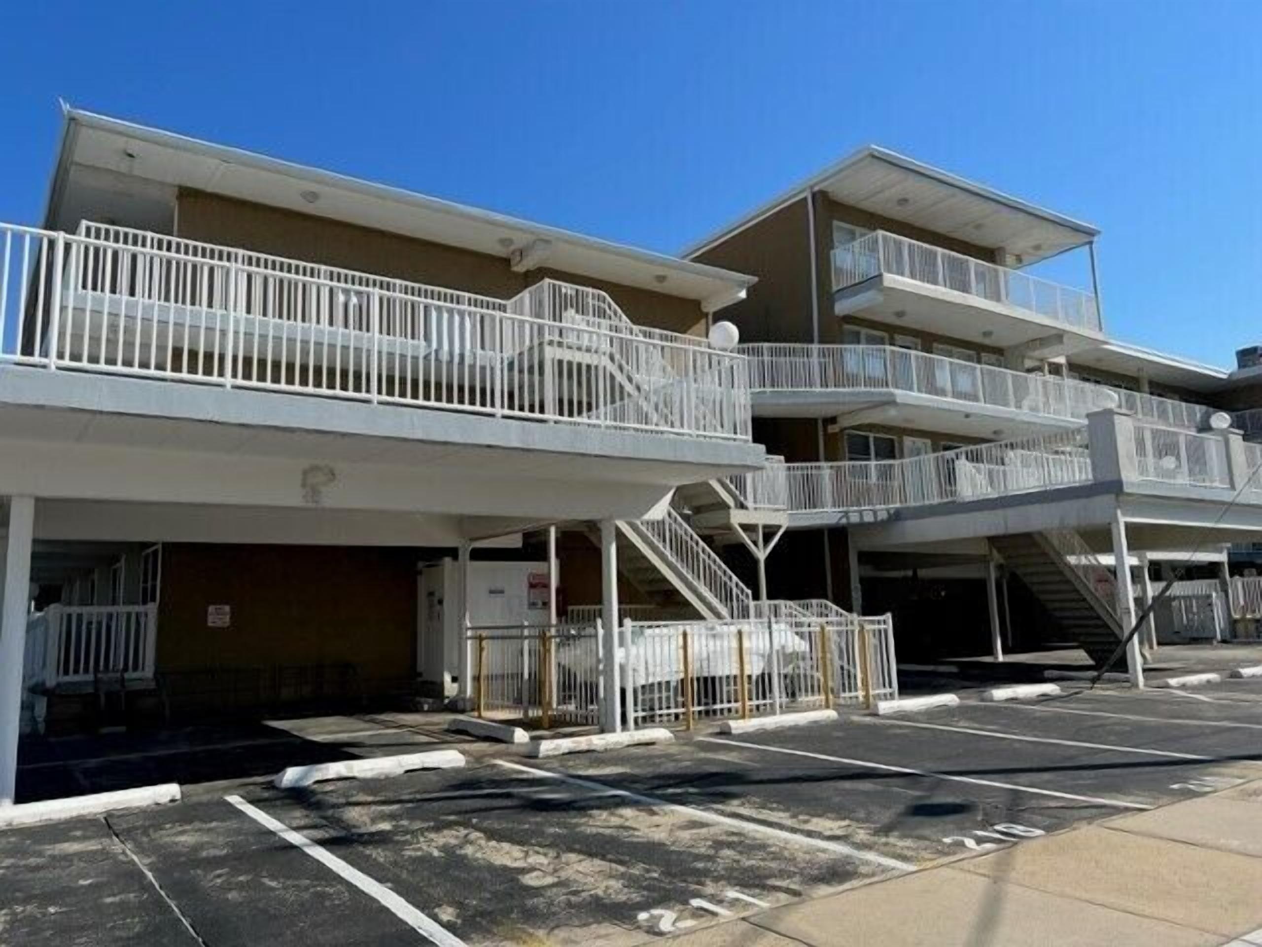 Bright and cheery beachfront!