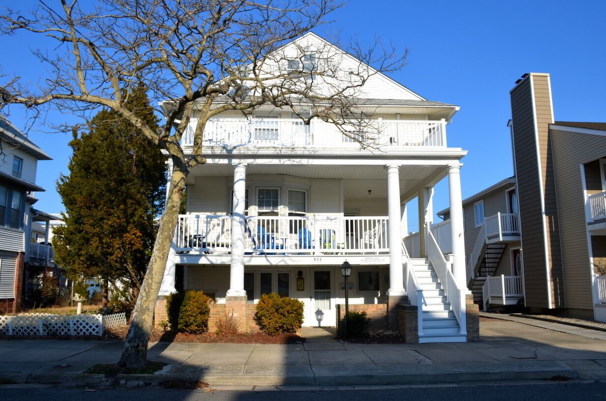 Charming 4 bedroom, 1 1/2 bath unit that sleeps 10!