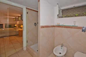 Casa familiar, varias habitaciones, mirando al mar (Casa Giannellina) | Baño | Ducha, bidé, toallas y jabón