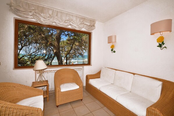 Family House, Multiple Bedrooms, Sea Facing (Casa Giannellina) | Living area