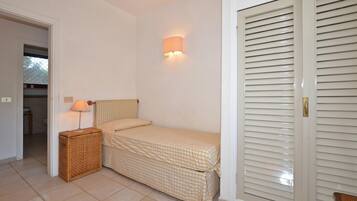 Family House, Multiple Bedrooms, Sea Facing (Casa Giannellina) | 5 bedrooms, free WiFi, bed sheets