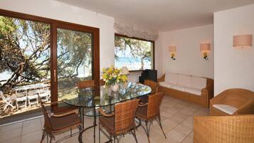 Family House, Multiple Bedrooms, Sea Facing (Casa Giannellina) | Tempat makan