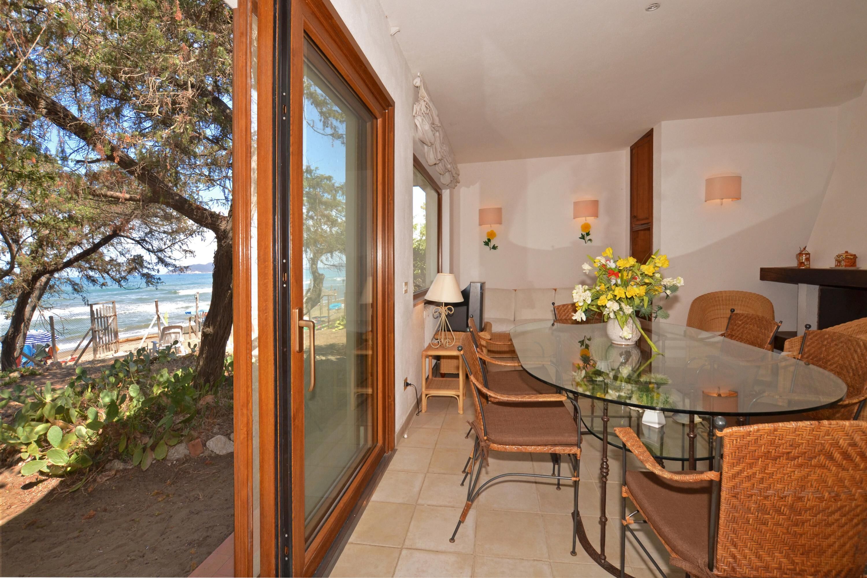 Family House, Multiple Bedrooms, Sea Facing (Casa Giannellina) | Dining