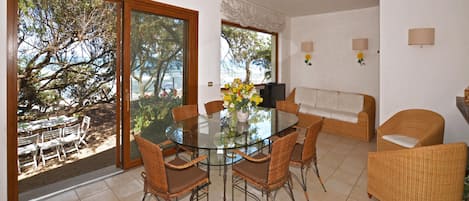 Family House, 5 Bedrooms, Sea Facing (Casa Giannellina) | Living room | TV