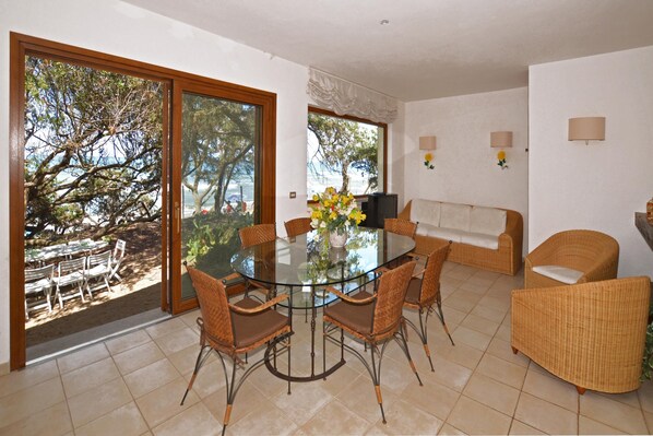 Family House, 5 Bedrooms, Sea Facing (Casa Giannellina) | Living room | TV
