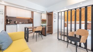 Un apartamento moderno con cocina, comedor y balcón con suelo de madera.