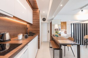 Apartamento urbano | Cozinha privada | Geladeira grande, micro-ondas, fogão, cooktop