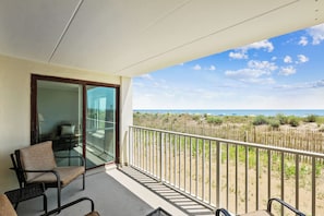 Terrace/patio - XPLORIE ACTIVITIES & LINENS INCLUDED*! OCEAN PLACE - 2BR Oceanfront Condo w/Outdoor Pool (Ocean City)