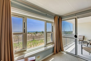 Interior - XPLORIE ACTIVITIES & LINENS INCLUDED*! OCEAN PLACE - 2BR Oceanfront Condo w/Outdoor Pool (Ocean City)