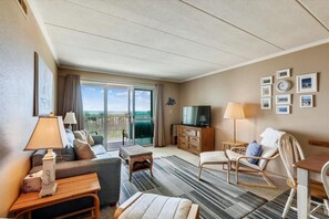 TV - XPLORIE ACTIVITIES & LINENS INCLUDED*! OCEAN PLACE - 2BR Oceanfront Condo w/Outdoor Pool (Ocean City)