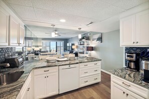 Fridge, microwave, dishwasher, coffee/tea maker - XPLORIE ACTIVITIES & LINENS INCLUDED*! PLAZA - 2BR w/Enclosed Den. Amazing ocean views from the balcony! (Ocean City)