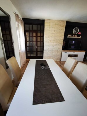 4 bedrooms, iron/ironing board, free WiFi, bed sheets