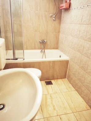 Villa, plusieurs lits | Salle de bain | Douche, baignoire relaxante profonde, sèche-cheveux, serviettes fournies