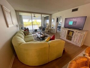 Smart TV, books - Sea Haven Delight A delight in Key West Open December 2025 - Great (Key West)