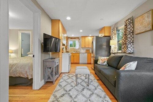 Beautiful Carriage House | Near Botanical Gardens | On site parking