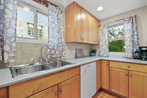 Kylskåp, mikrovågsugn, ugn och spishäll